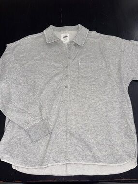 AERIE light weight sweatshirt henley style top. sz medium. gray.excellent used.